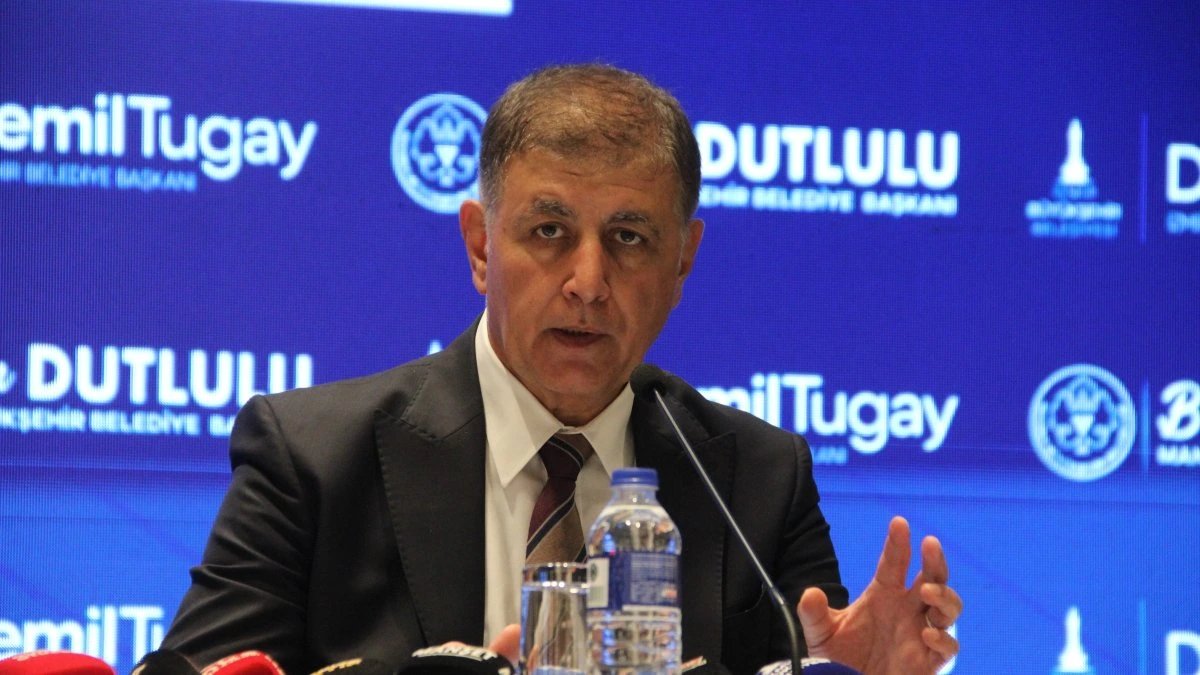 Мэр Измира Тугай отверг сообщения о переходе в AKP и заявил о независимости