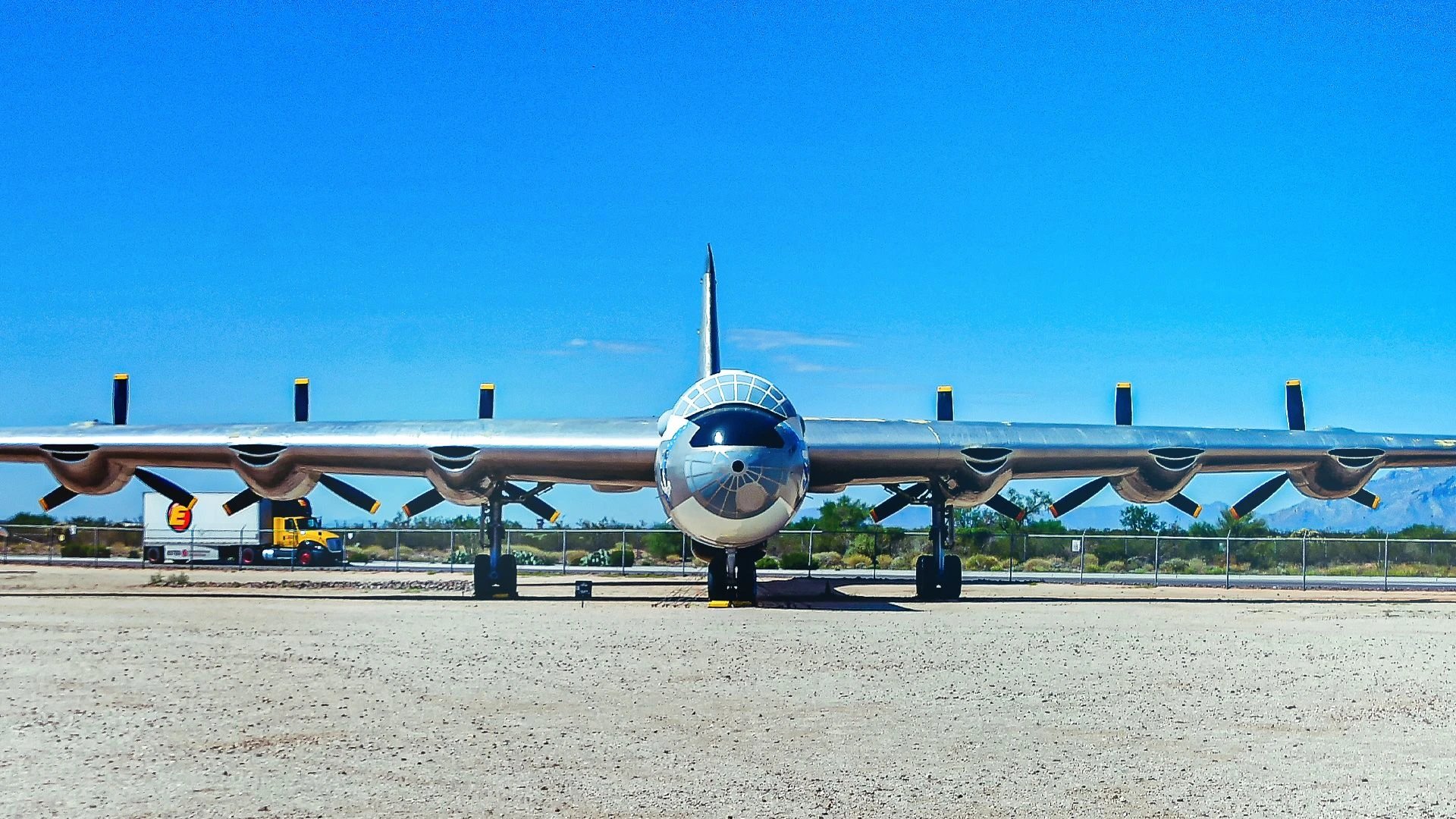 Convair B-36 был крупнейшим поршневым боевым самолётом; реактивная модернизация не пережила B-52