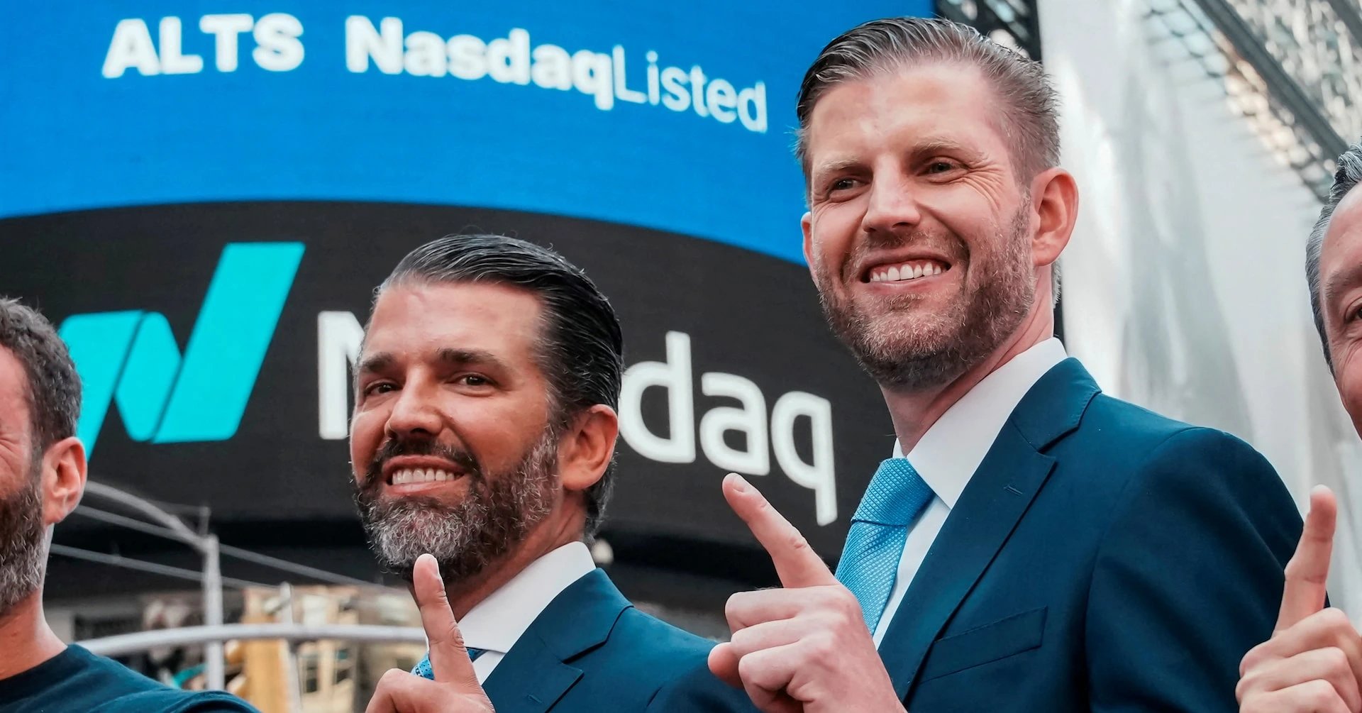Криптокомпания Трампа поддерживает гонконгский венчур, где 43 из 90 ИИ-моделей — китайские