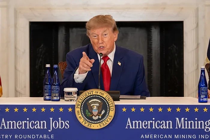 Трамп угрожает бомбить Оман за Ормуз и предупреждает Израиль не атаковать Газу