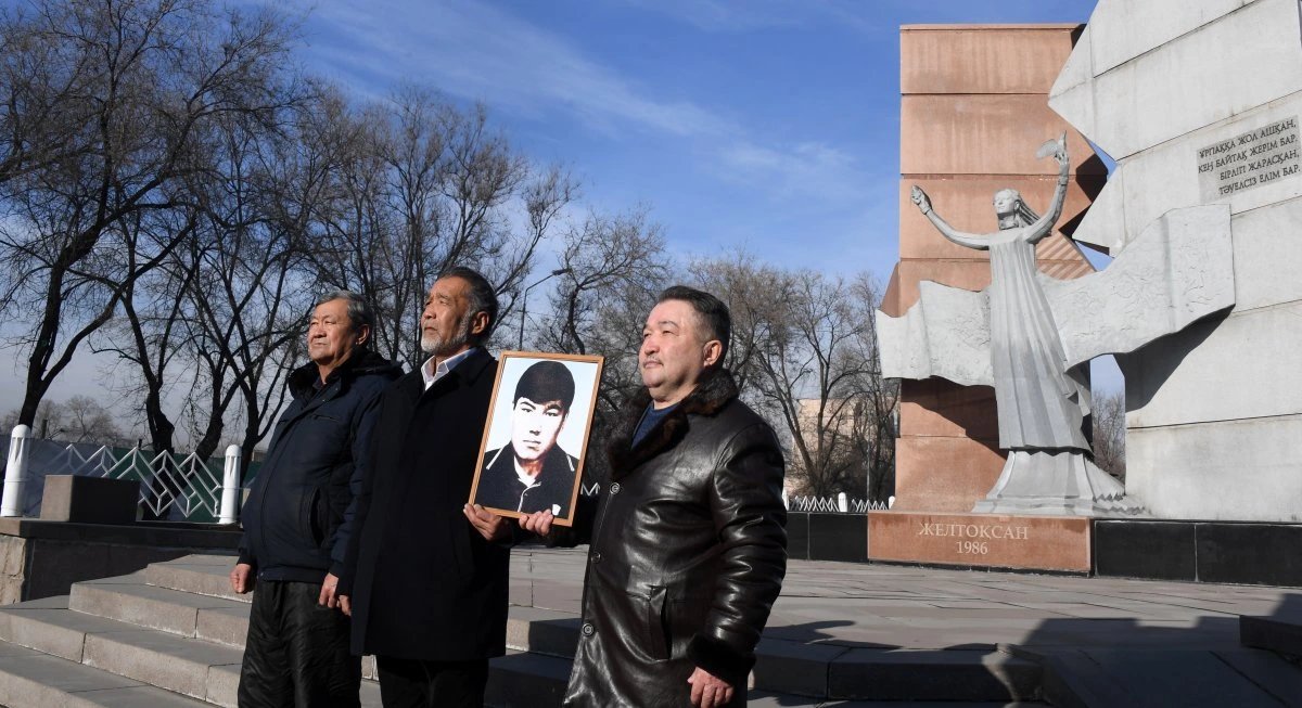Умер фотограф Юрий Беккер, показавший миру Желтоксан