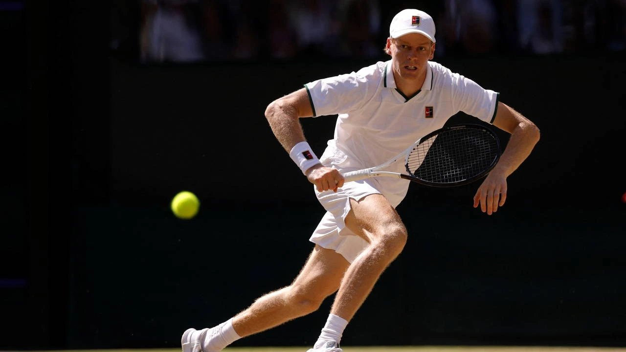 Синнер снялся с US Open из-за травмы колена