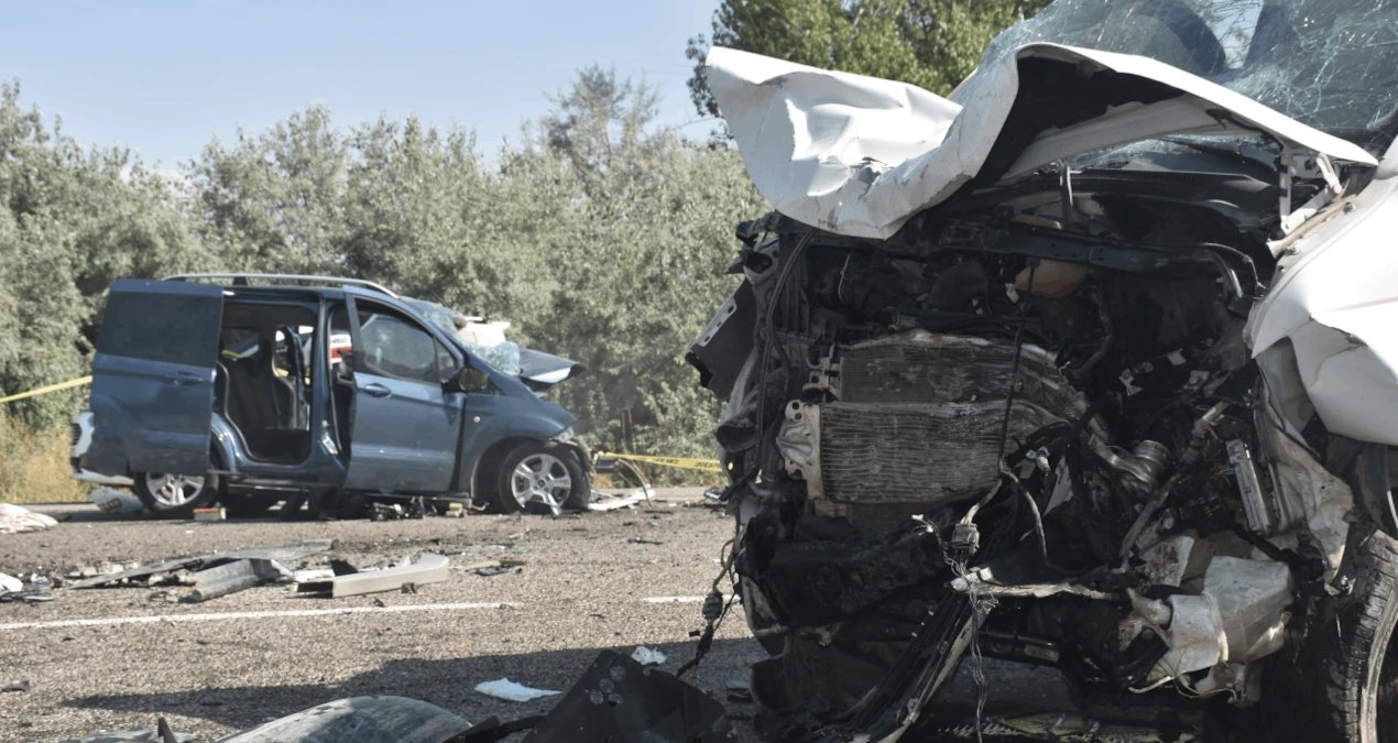 Два человека погибли, девять пострадали в лобовом ДТП в районе Мурадие провинции Ван
