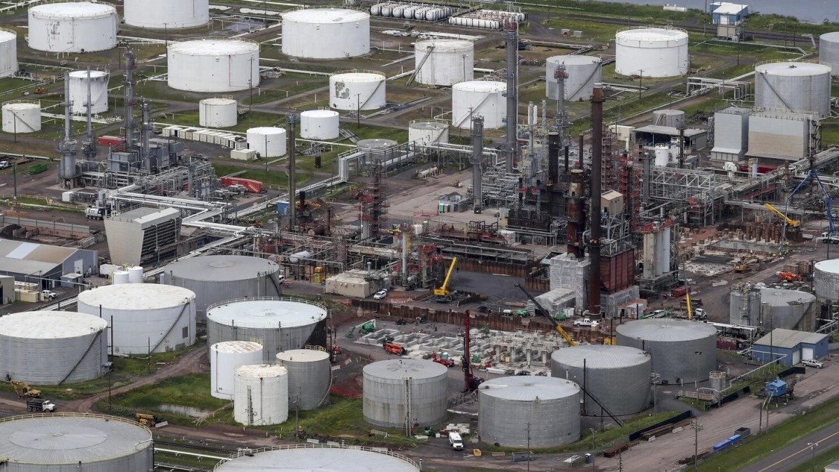 Техобслуживание нефтеносных песков Канады сократит добычу на 300 000 барр./сутки