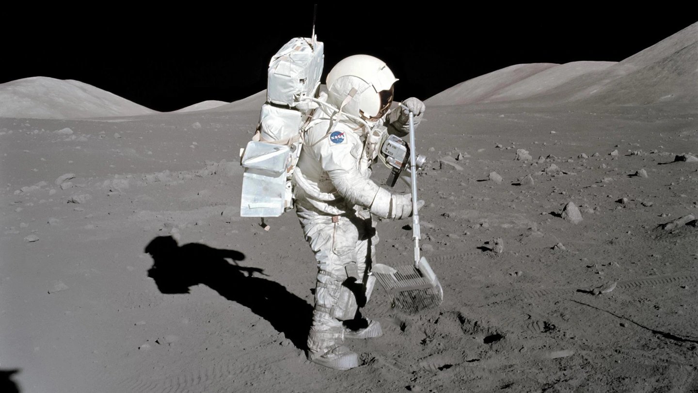 Исследование NASA: пять микробов способны выжить в условиях южного полюса Луны