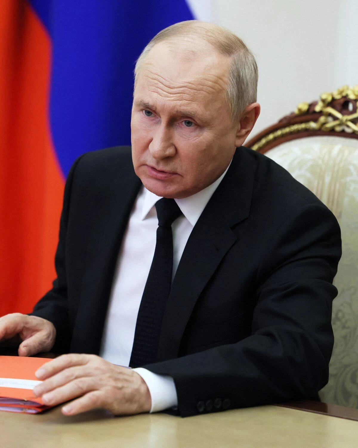 Россия сокращает невоенные расходы на 35% при дефиците бюджета 2,8% ВВП