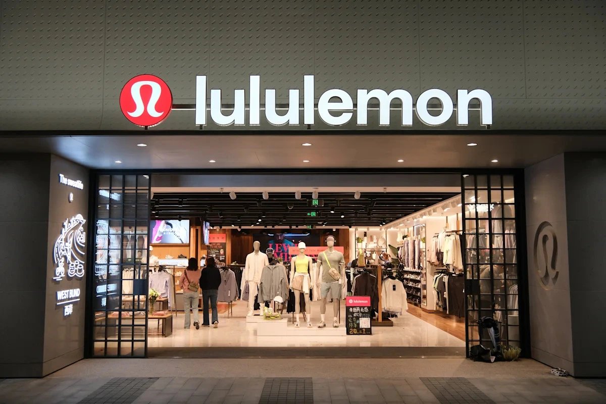 Lululemon снижает прогноз на 2026 год после падения выручки на 4%