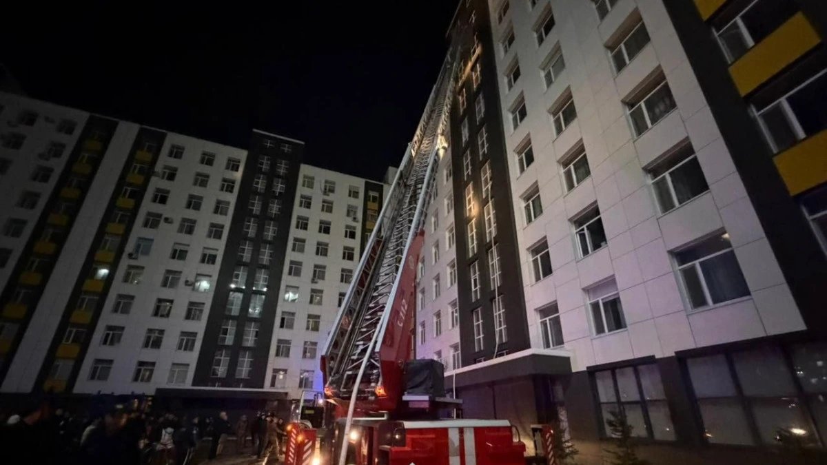 Пожарные тушат возгорание в строящемся 12-этажном жилом доме в Астане