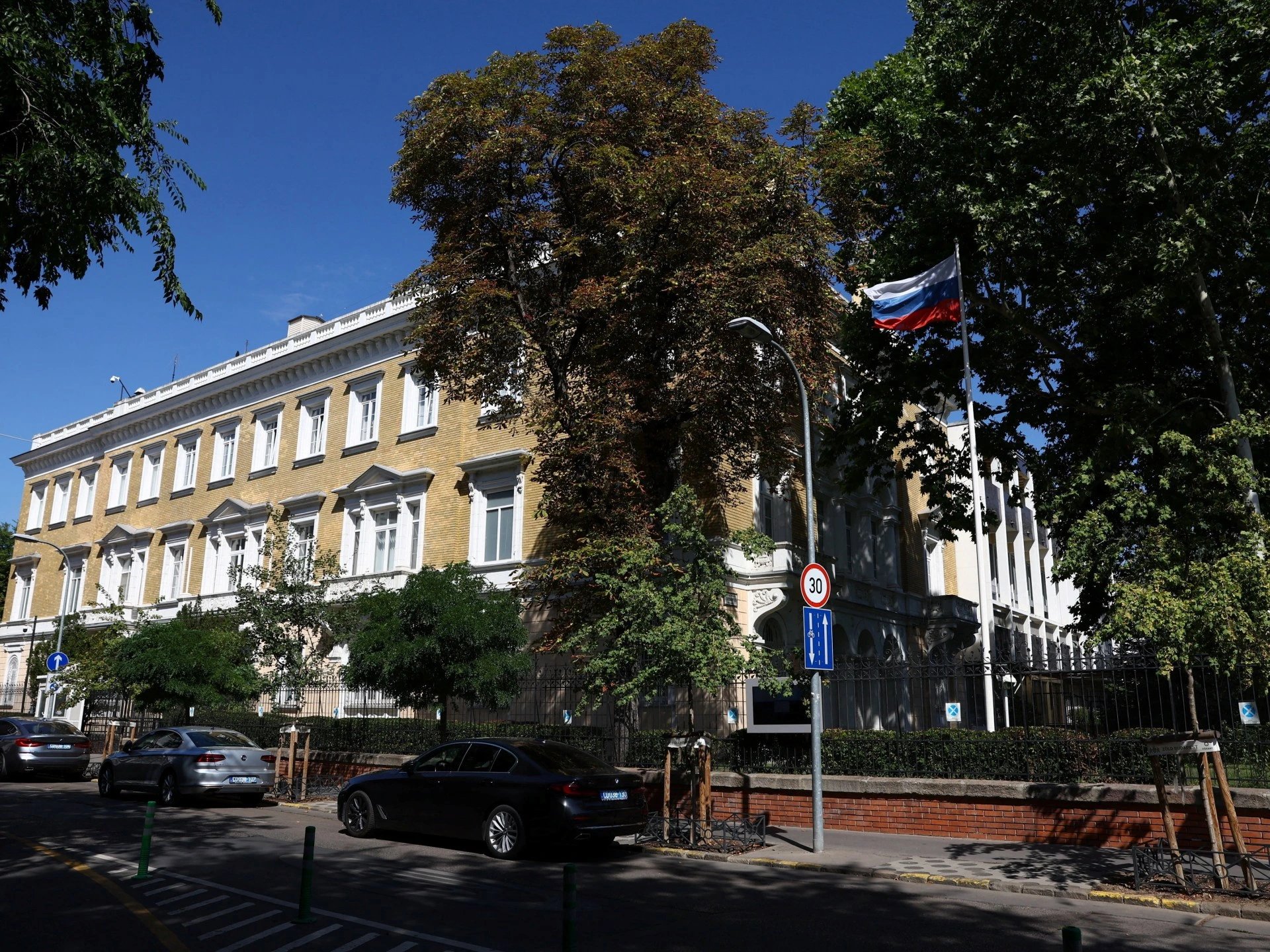 Венгрия высылает 10 российских дипломатов, Москва обещает жёсткий ответ