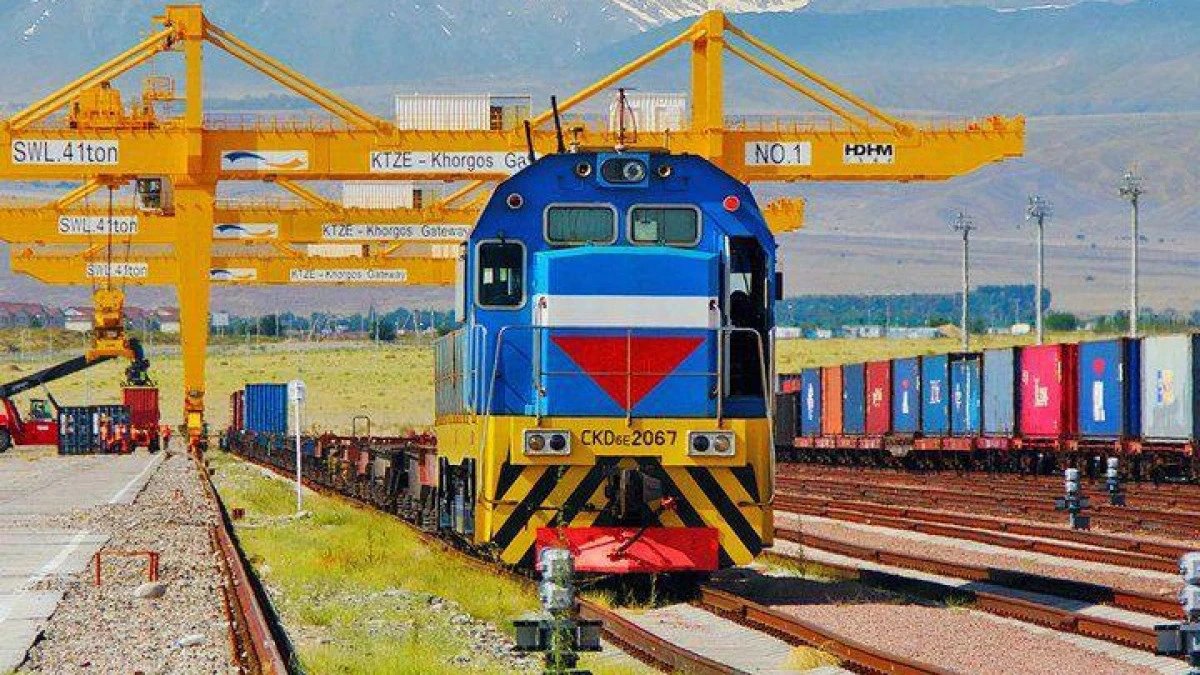 Токаев: Казахстан сократит транзит грузов Китай-Европа с 5 до 3 дней