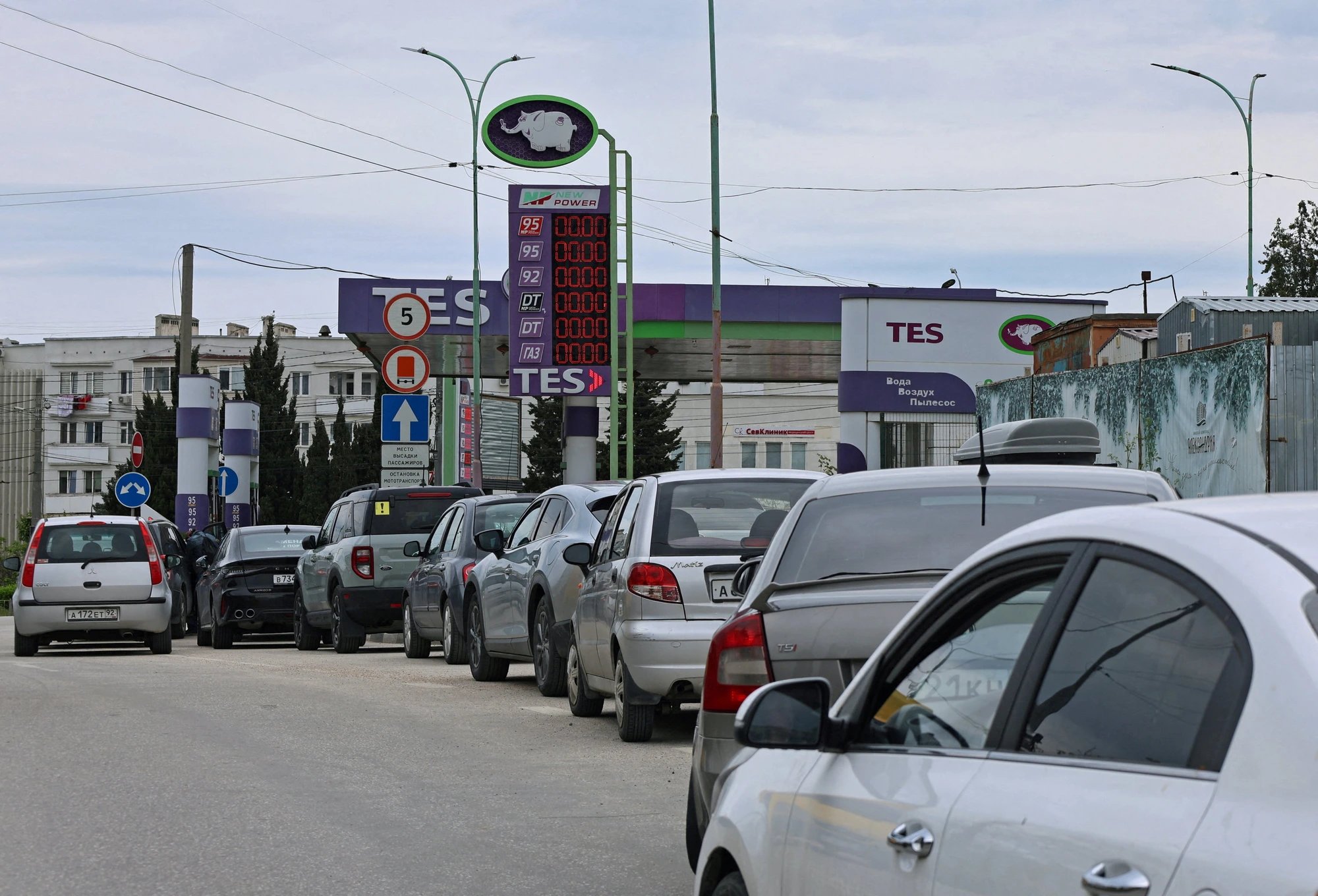 Рост цен на топливо увеличивает расходы водителей, бизнеса и бюджета