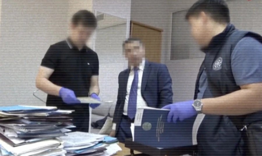 КНБ задержал двух чиновников Минтранса по делу о взятке в 40 млн тенге