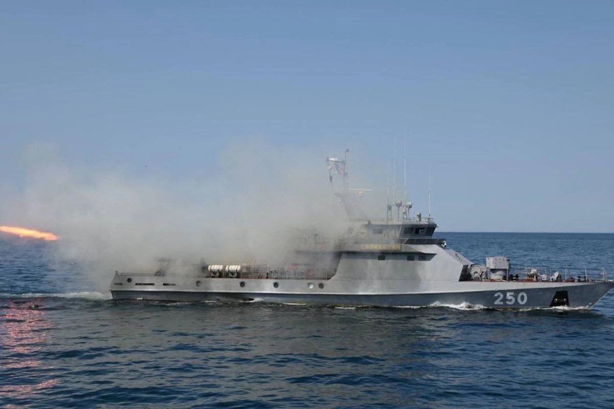 Казахстанские военные корабли начали учения со стрельбами на Каспии