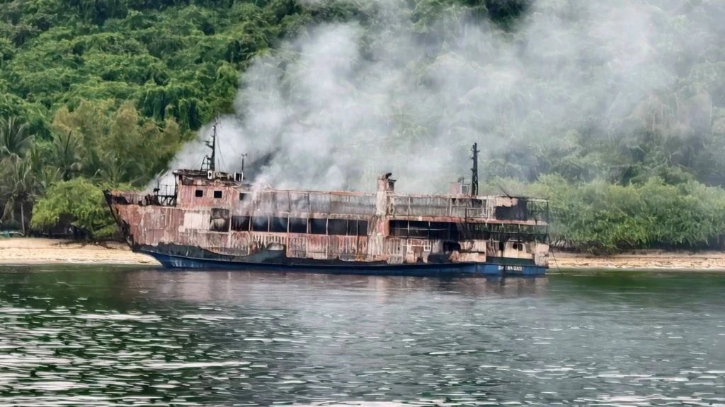 Филиппинские спасатели поднялись на борт парома MV June Aster спустя 40 часов после пожара
