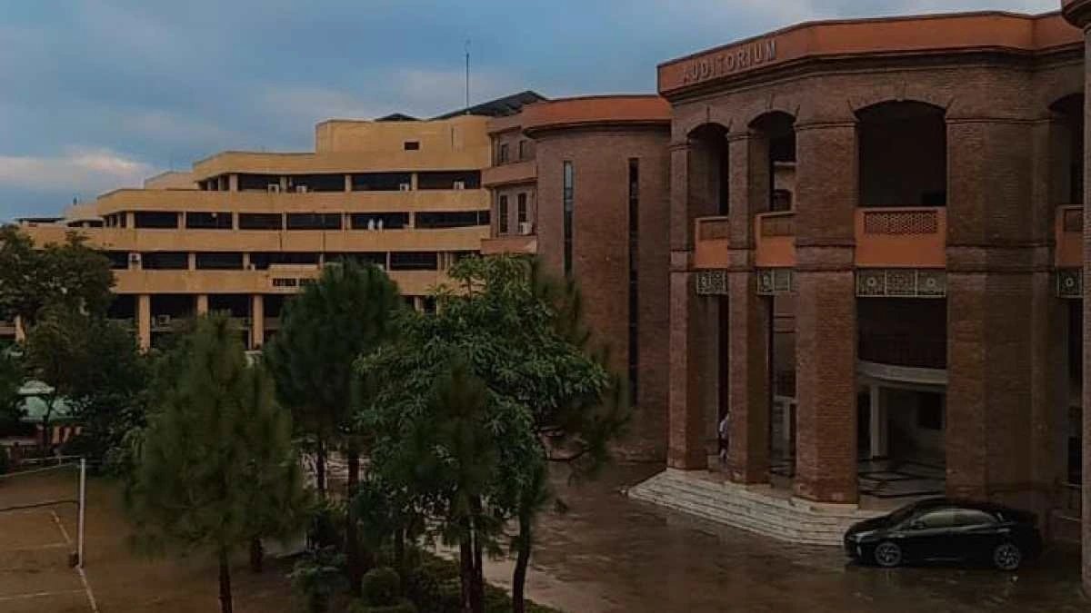 Медицинский регулятор Пакистана предписал афганским студентам покинуть вузы