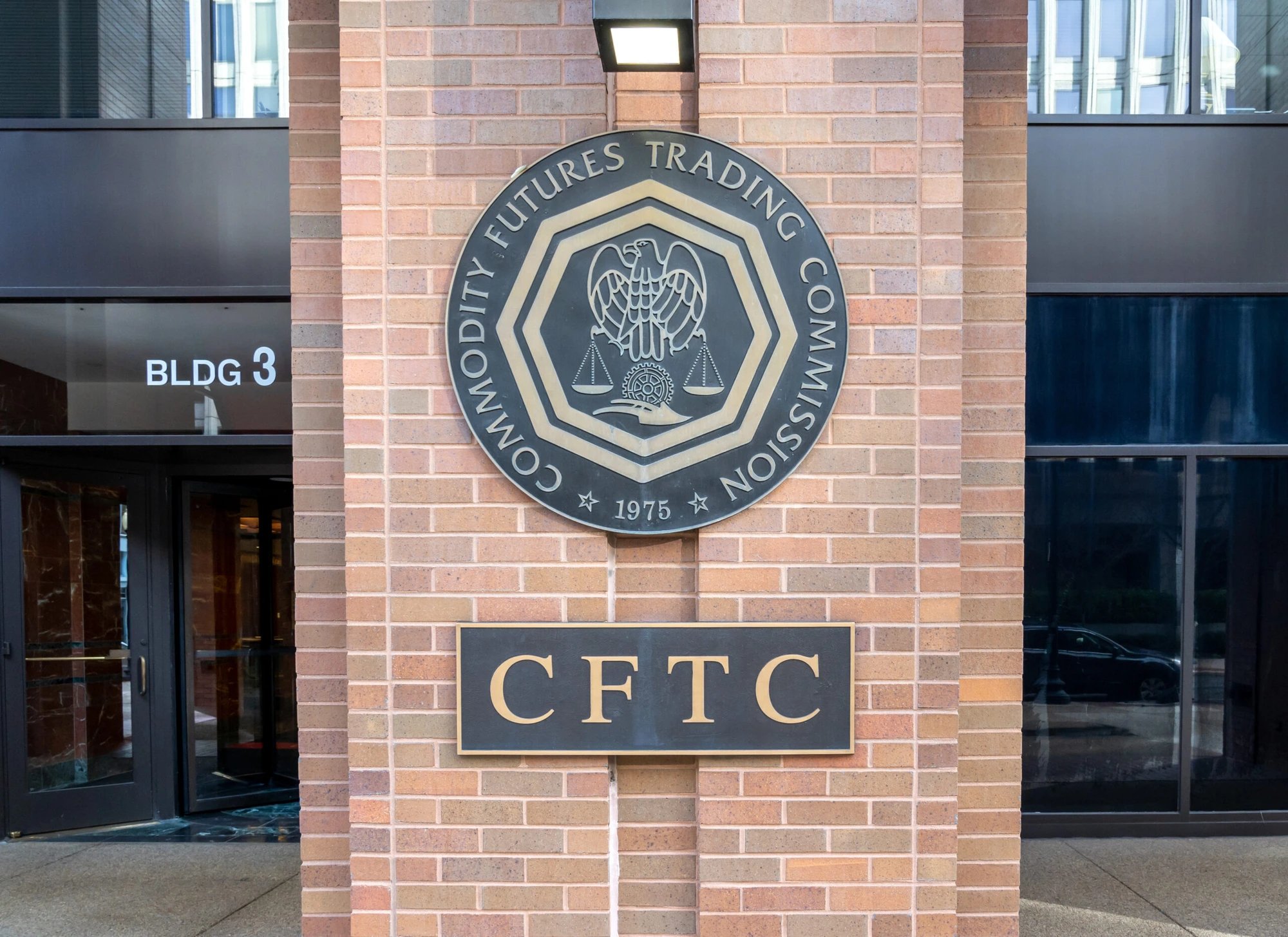 CFTC начала три расследования сделок на Polymarket, показали документы