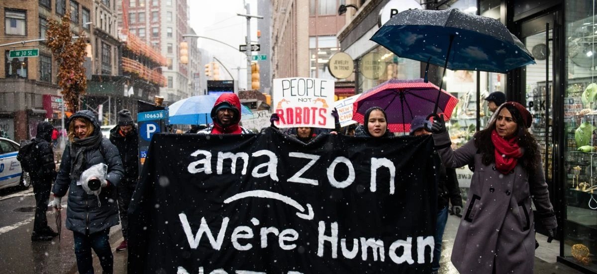 Число работников Amazon на пособиях выросло втрое до 12 346 при доле труда 52,8%