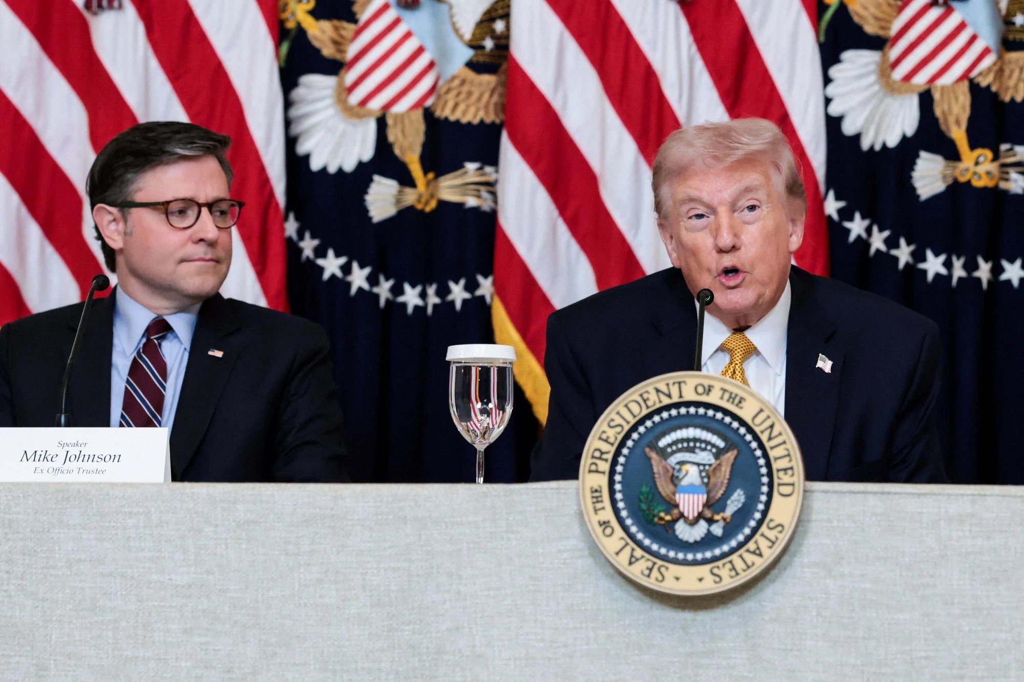 Трамп и Джонсон отвергают замедление ИИ, ссылаясь на гонку с Китаем