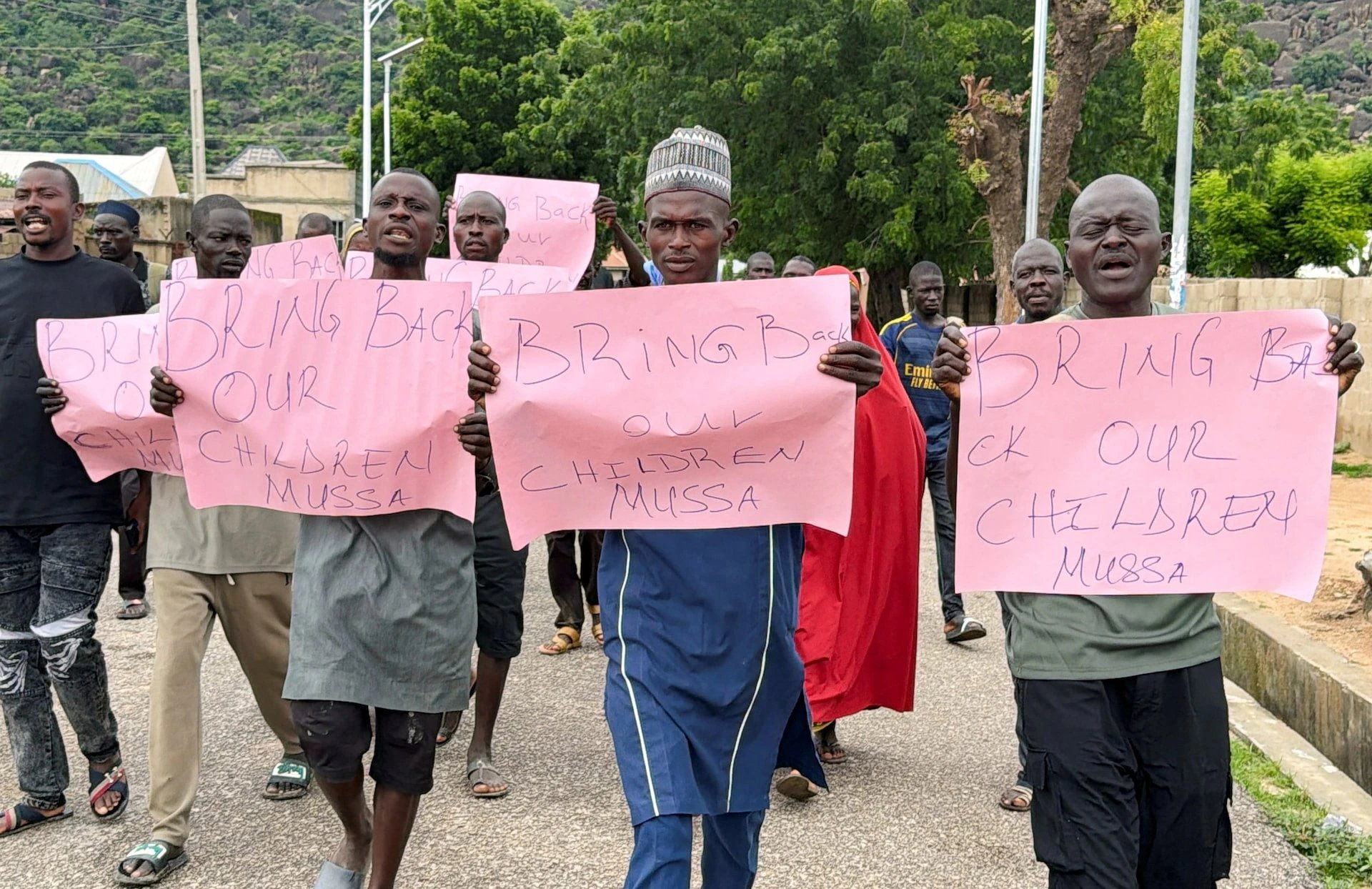 Спустя почти 100 дней после похищения детей в Борно родители вышли на протест