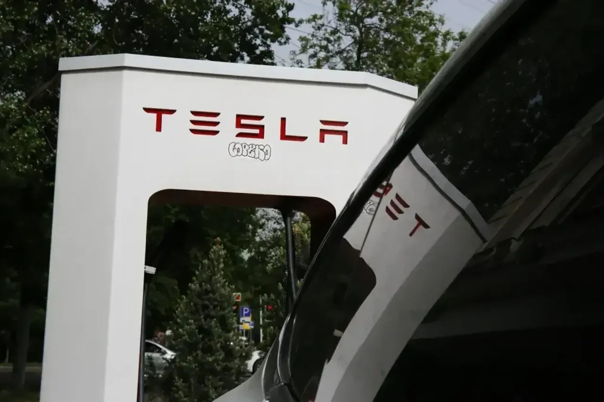 Tesla отзывает почти 6 млн автомобилей в Китае из-за дверных ручек и автопилота