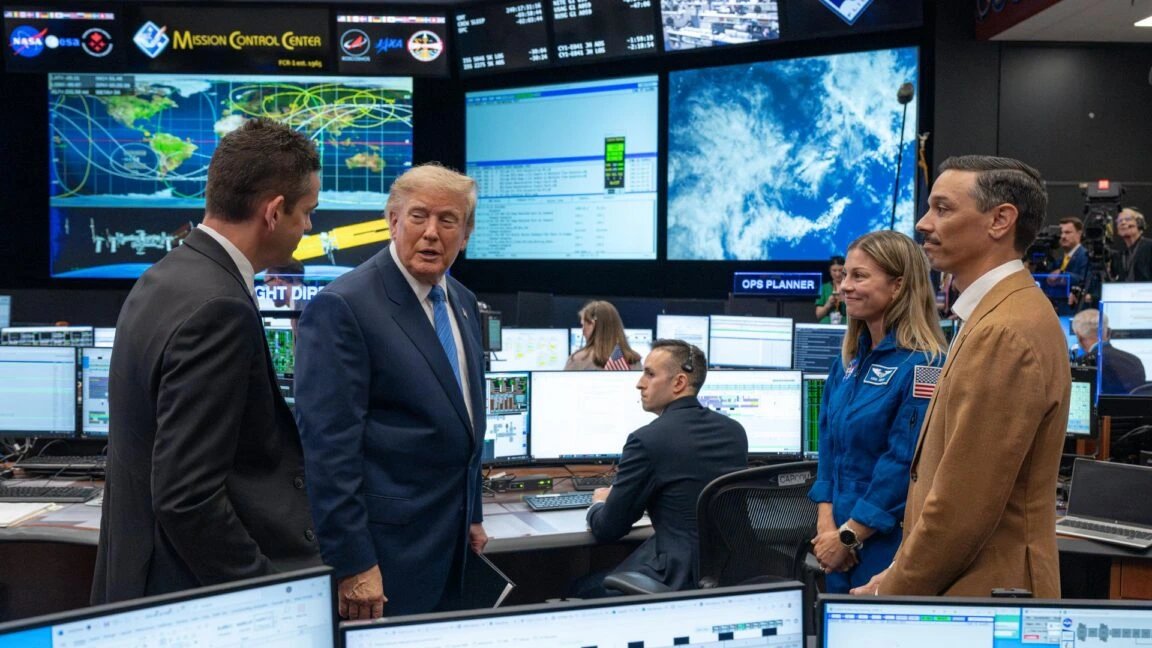 Трамп позвонил на пресс-конференцию NASA, чтобы поздравить с запуском телескопа Roman