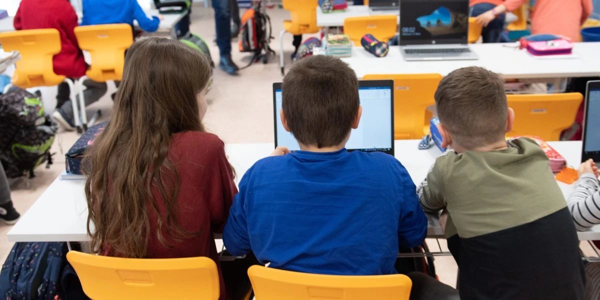 Устройства в классах подрывают человеческие навыки, необходимые в эпоху ИИ, считают эксперты