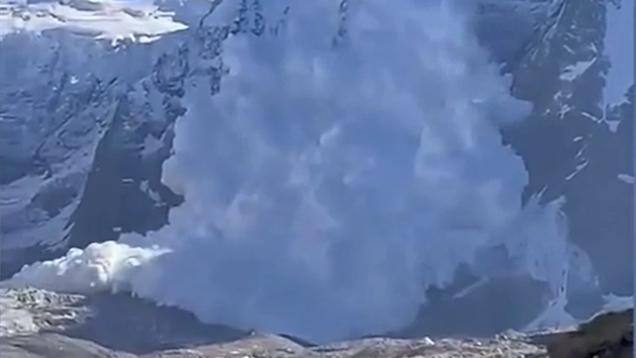 Лавина унесла жизни 11 альпинистов на горе Мижирги в России