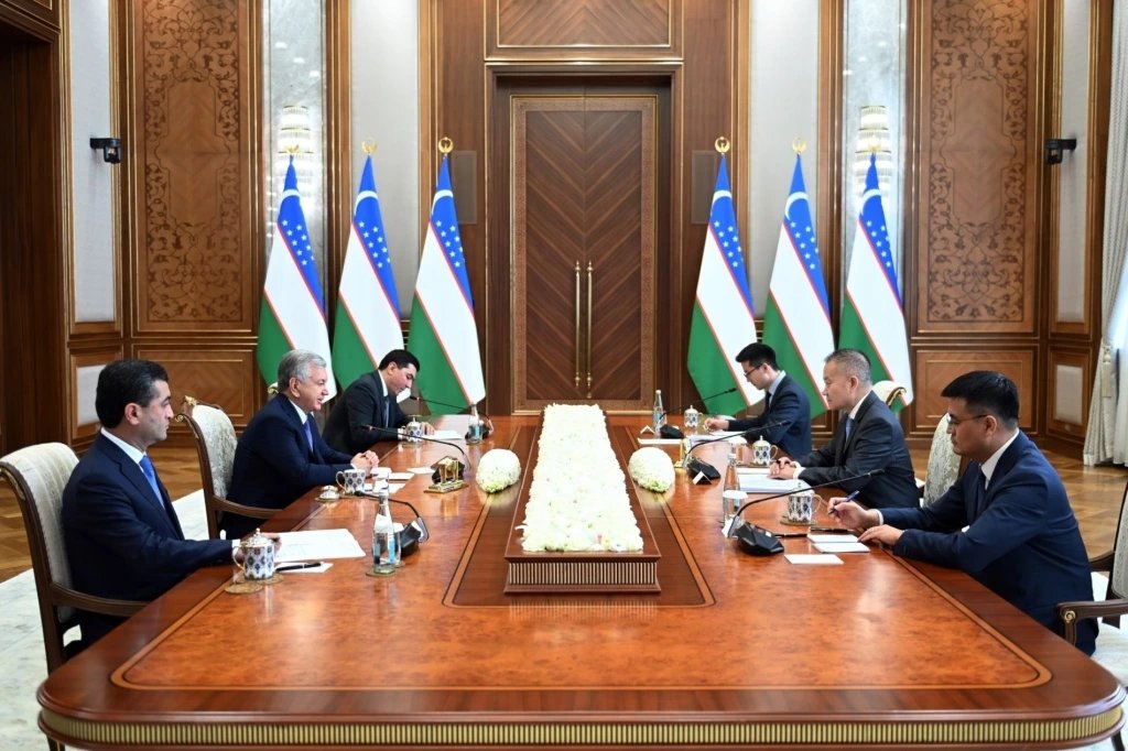 Мирзиёев принял делегацию Китая во главе с Лю Хайсином