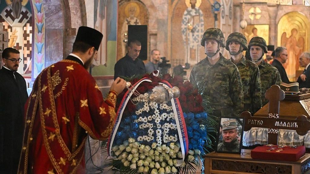 Тысячи людей пришли на похороны осуждённого военного преступника Ратко Младича в Белграде