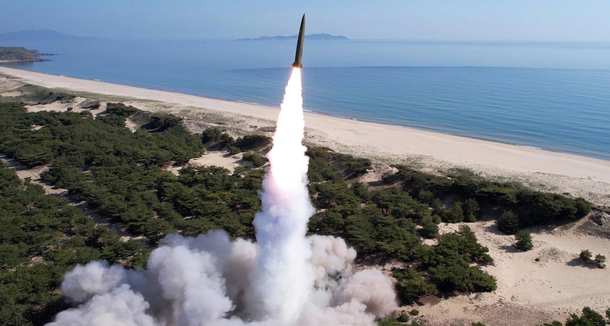 Северная Корея запустила баллистические ракеты у восточного побережья